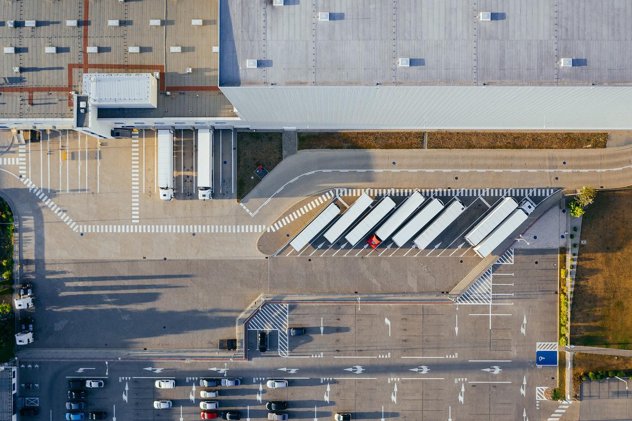 I vantaggi del trasloelevatore in magazzino: logistica 4.0 Trasloelevatore